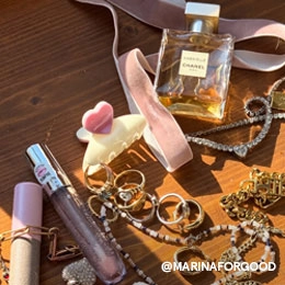 Auf dem Bild sieht man ganz viel Schmuck und Kosmetik durcheinander auf einem Tisch liegen. Im Mittelpunkt sieht man eine weiße Haarklammer mit kleinem lilanen Herz. Das Bild ist vom Instagram Account von @MARINAFORGOOD; Zur abgebildeten Haarklammer gehen.