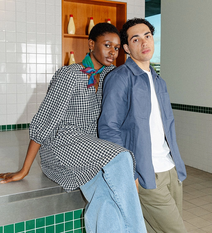 Auf dem Banner sieht man ein Bild vom Shooting unserer neuen Kollektion. Beide Models schauen direkt in die Kamera und tragen dabei die neuen Kleidungsstücke. Zur neuen Kollektion