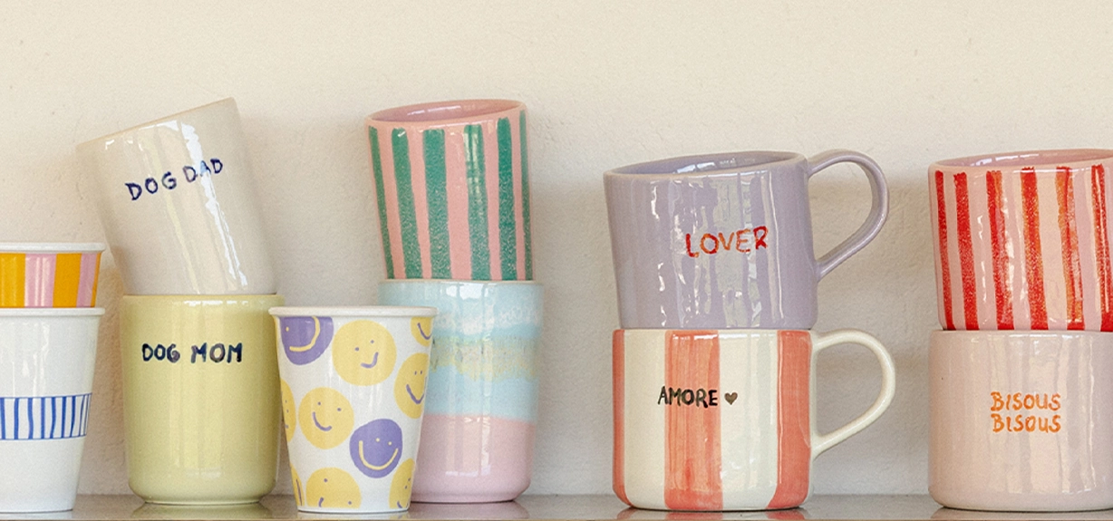 Verschiedene Vasen auf einer Heizung; Zur Wohnen Teaserseite gehen