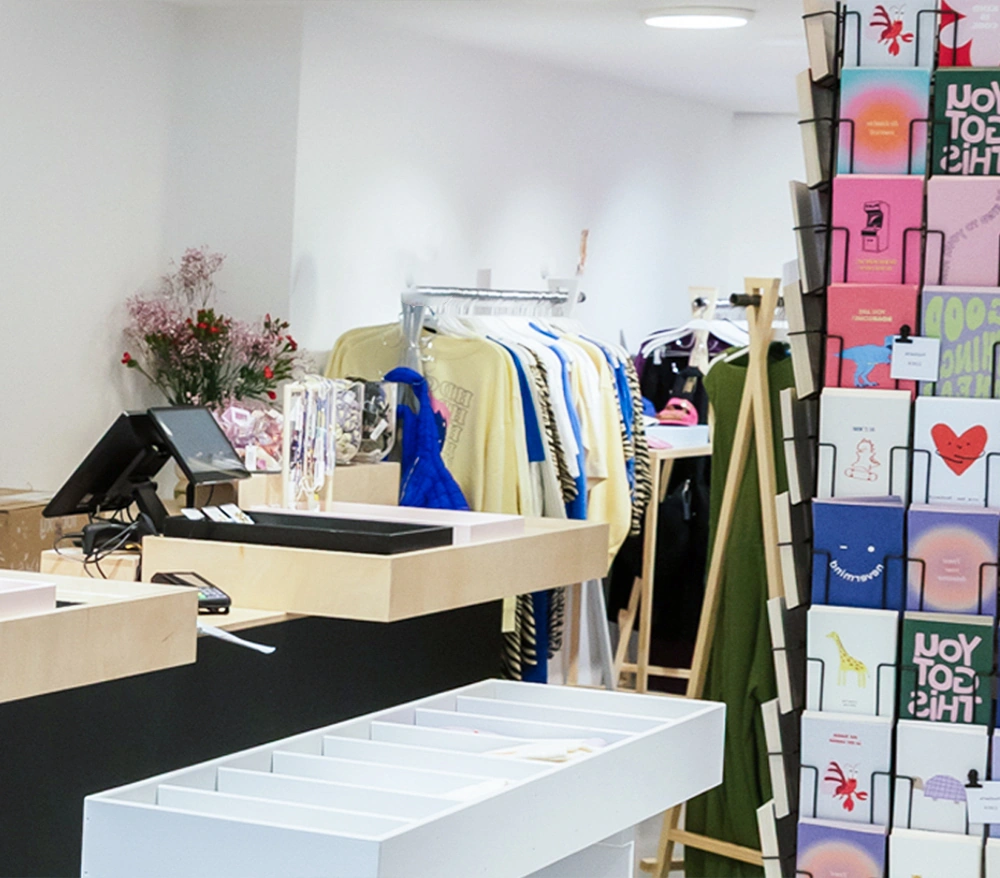 Kassenbereich und Postkarten