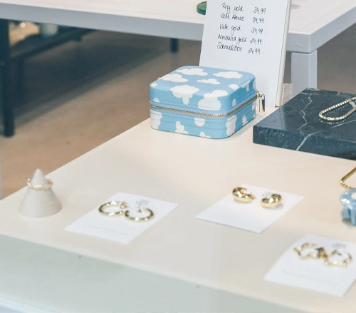 Schmuckauslage im Schaufenster