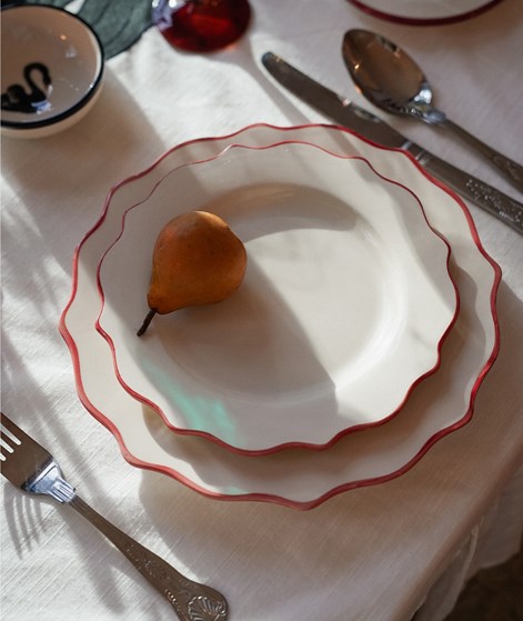 ANNA + NINA Carmine Scalloped Teller Cremeweiß